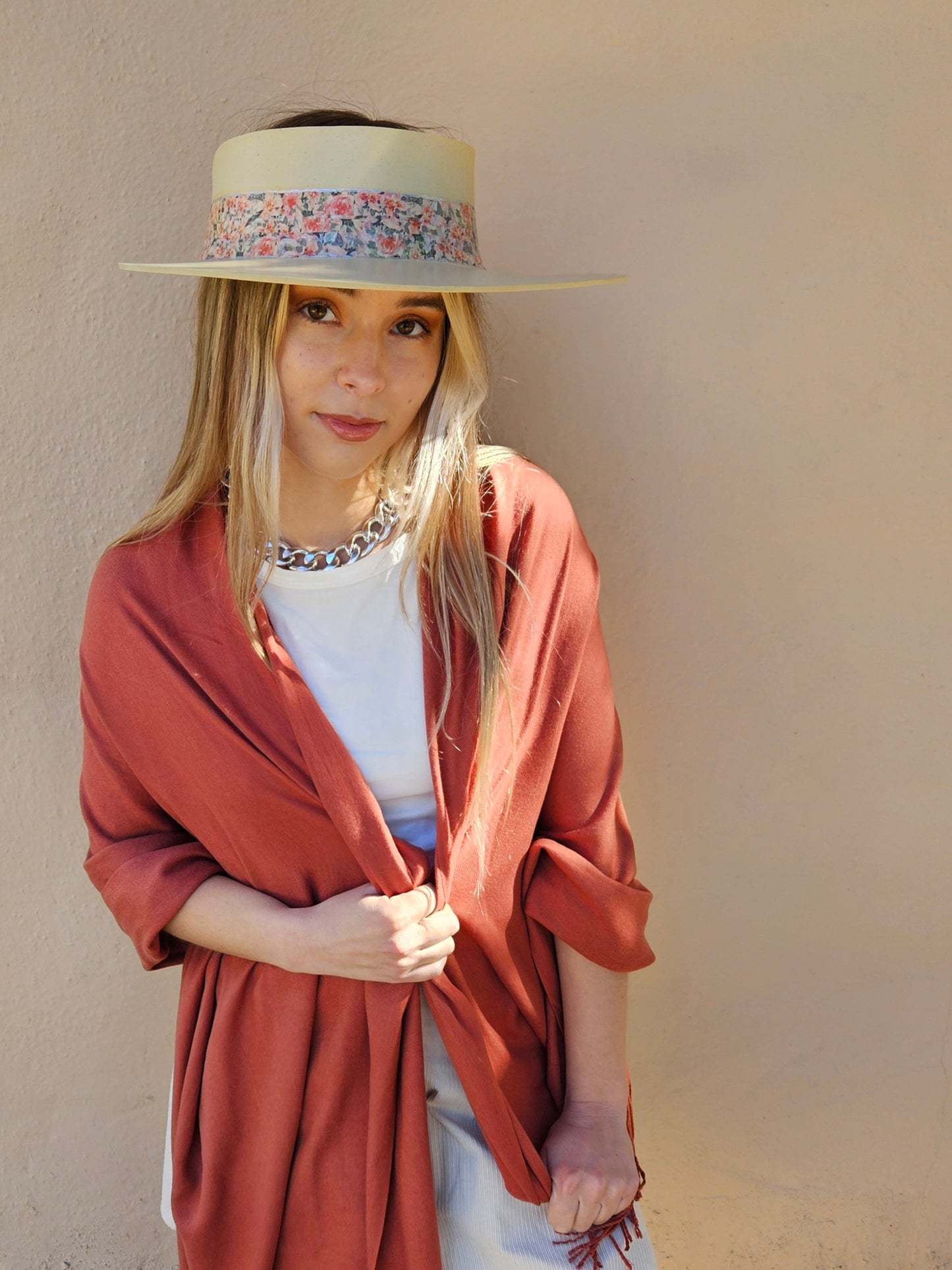 Beige "LadyEVA" Visor Hat with Pink Floral Band