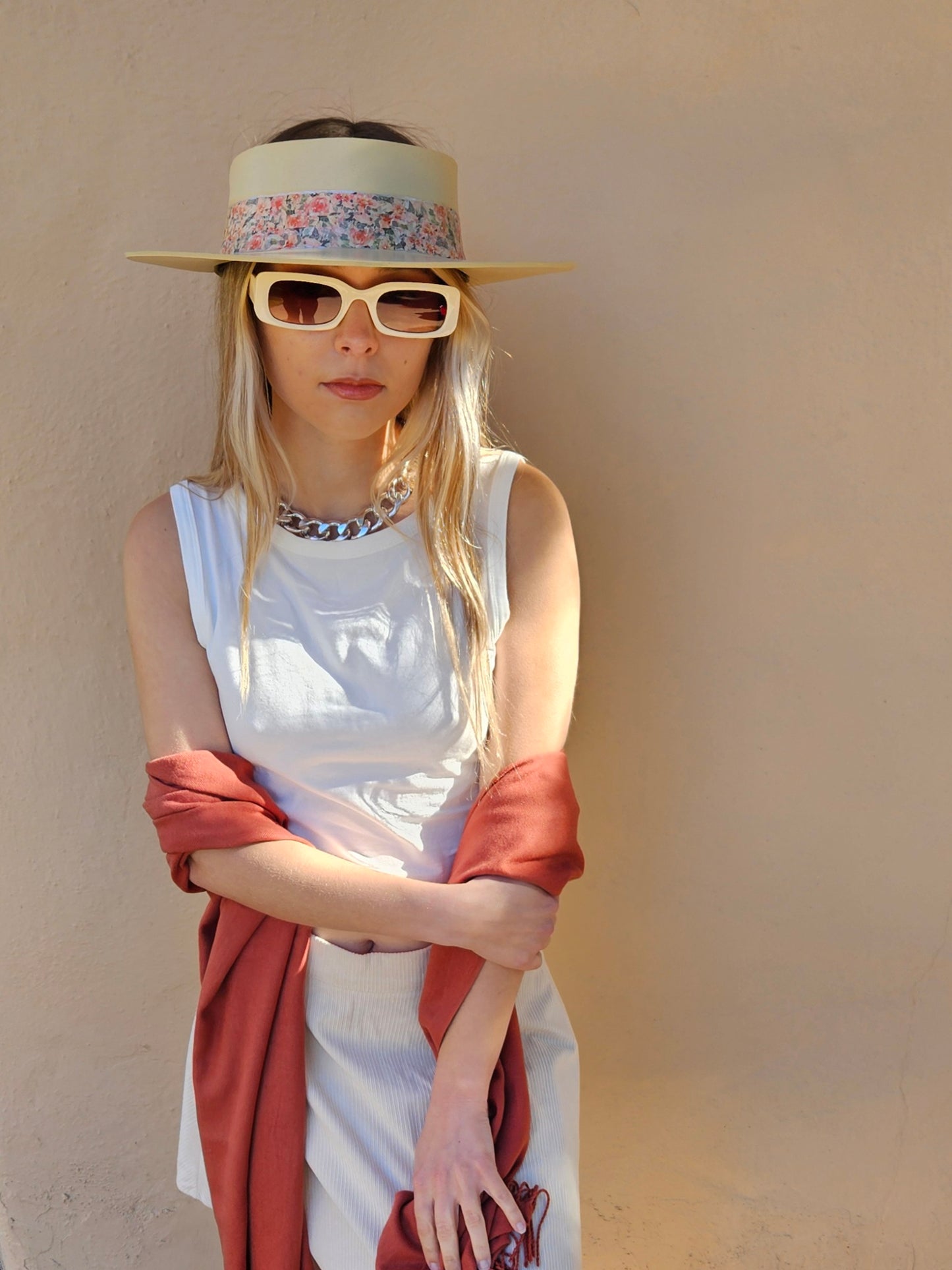 Beige "LadyEVA" Visor Hat with Pink Floral Band