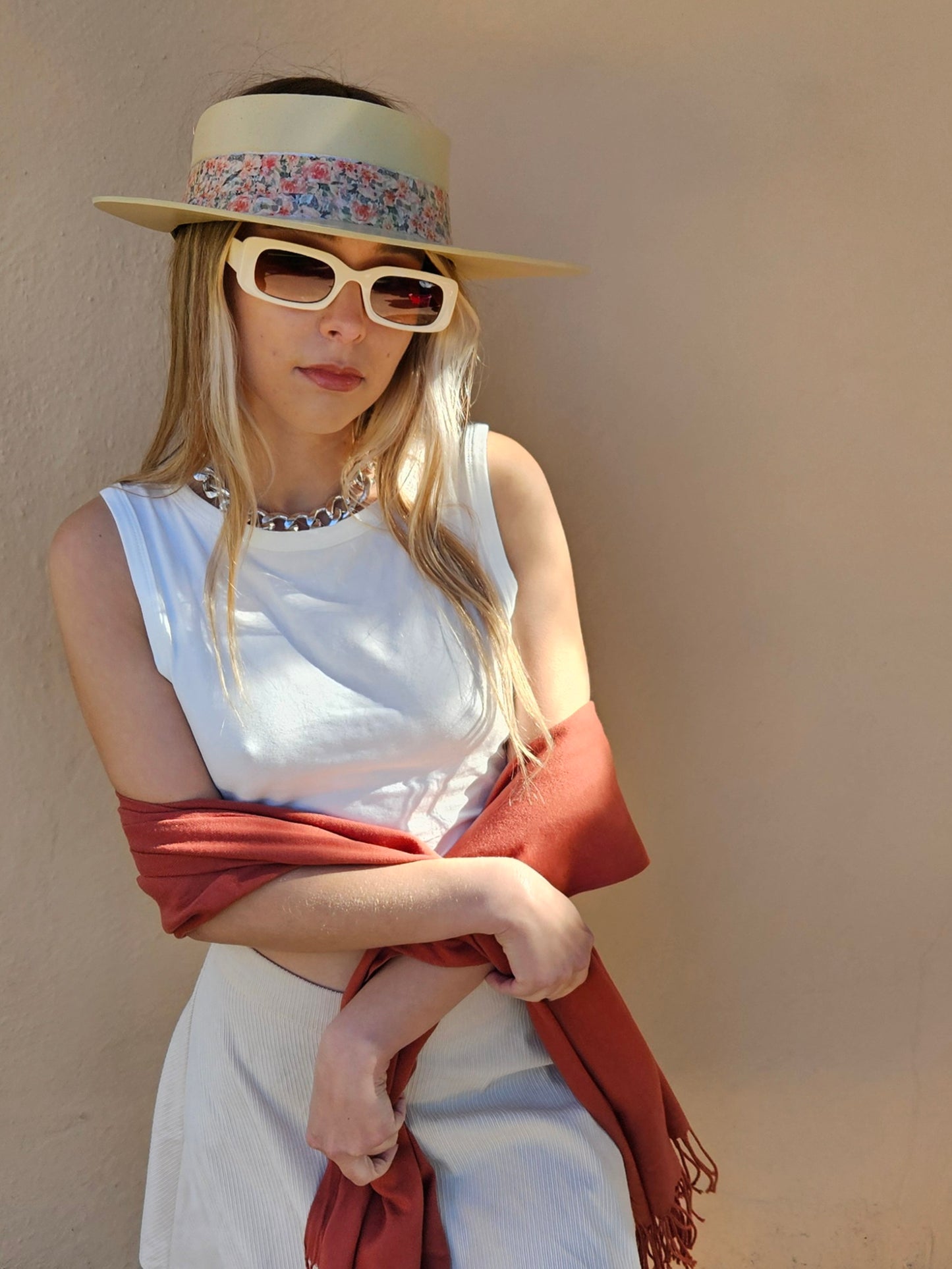 Beige "LadyEVA" Visor Hat with Pink Floral Band