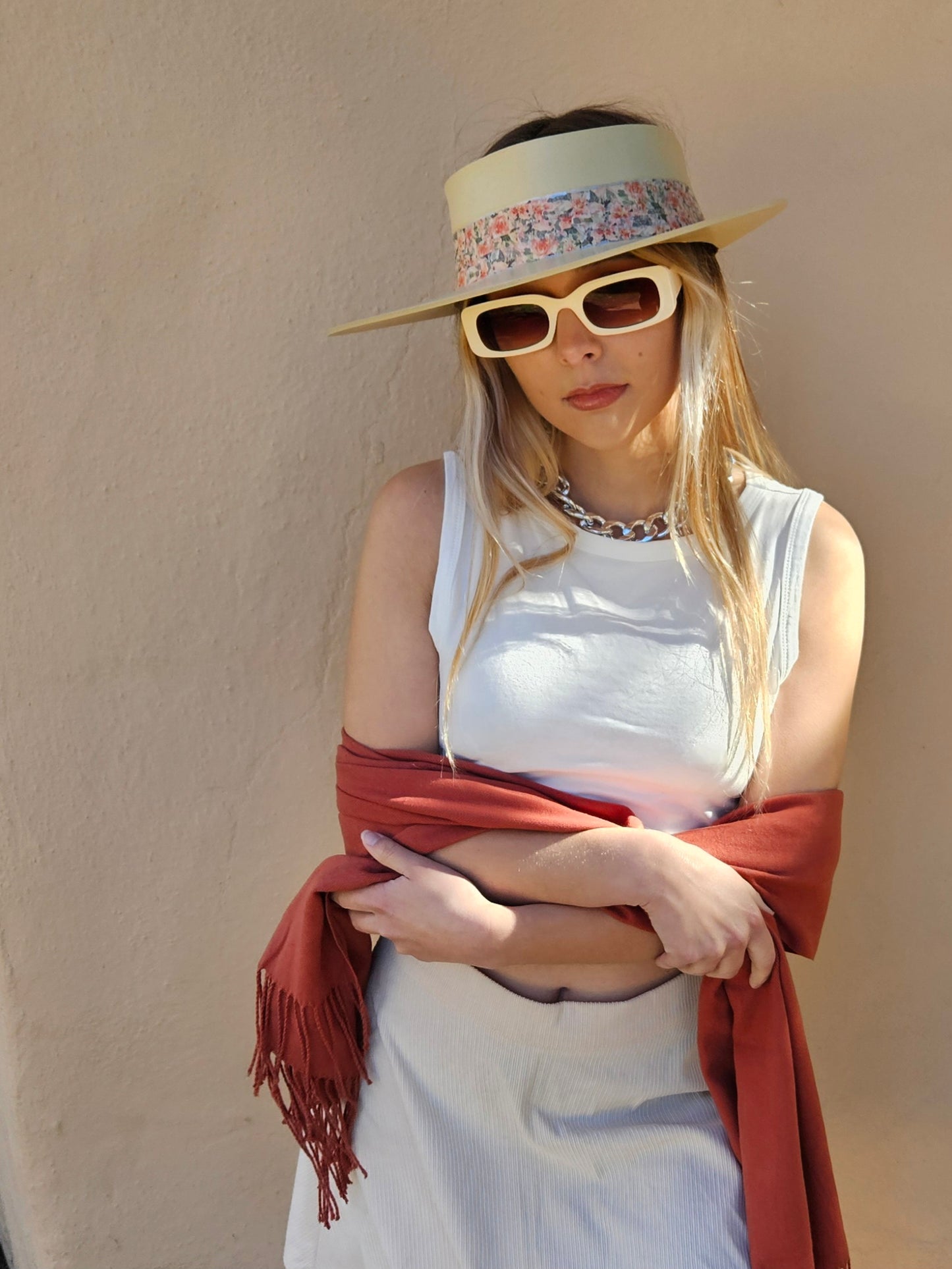 Beige "LadyEVA" Visor Hat with Pink Floral Band