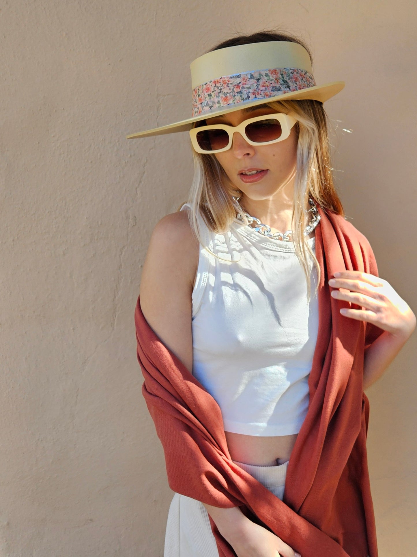 Beige "LadyEVA" Visor Hat with Pink Floral Band