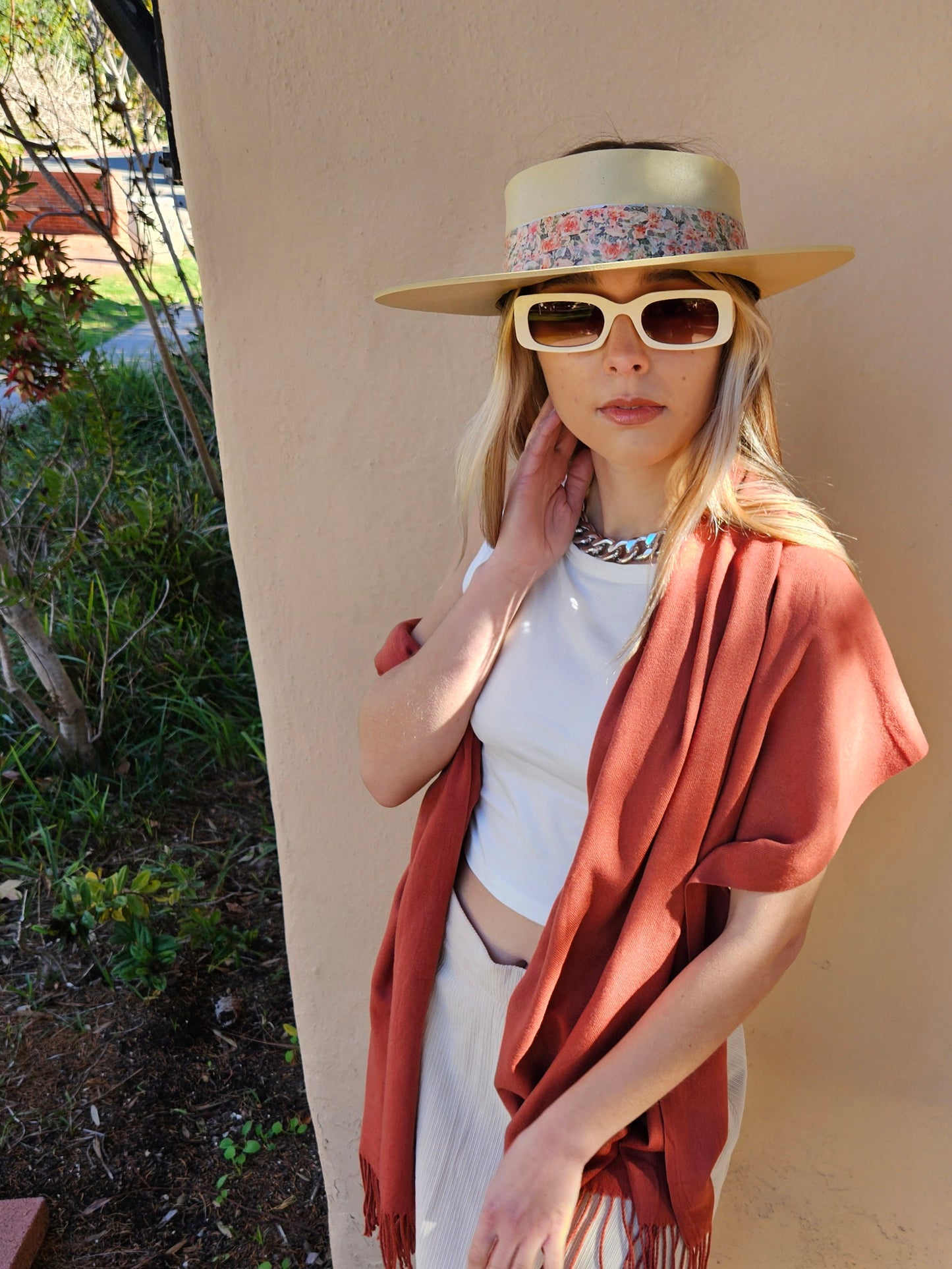 Beige "LadyEVA" Visor Hat with Pink Floral Band